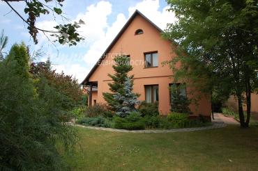 По всему участку организовано освещение